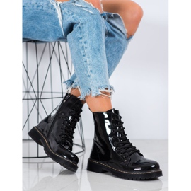 Small Swan Lakovaní dělníci černý 1