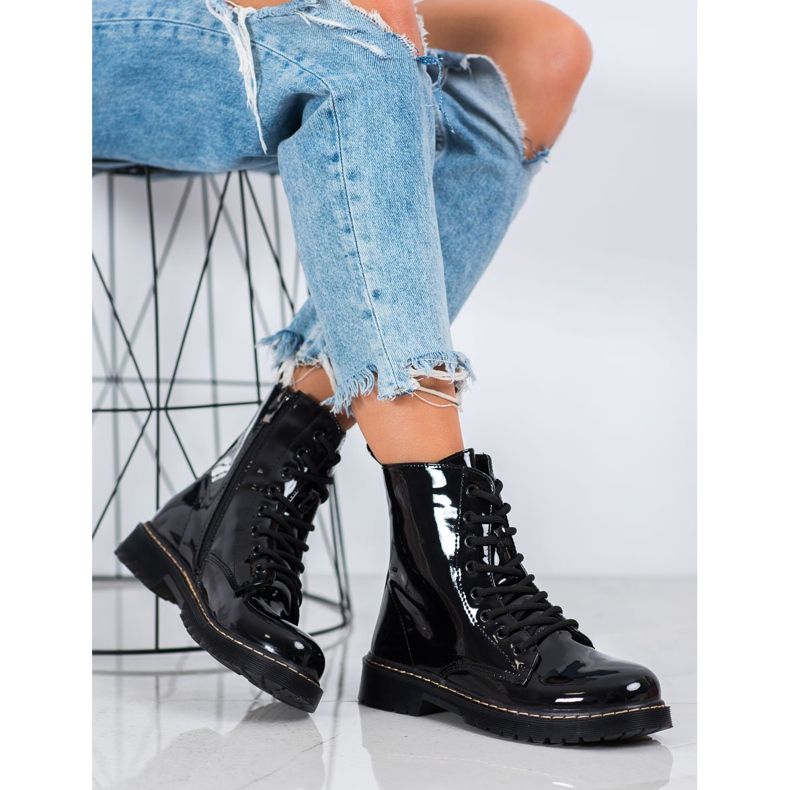 Small Swan Lakovaní dělníci černý 1