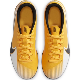 Kopačky Nike Mercurial Vapor 13 Club FG / MG Junior AT8161 801 pomerančový žluť 1