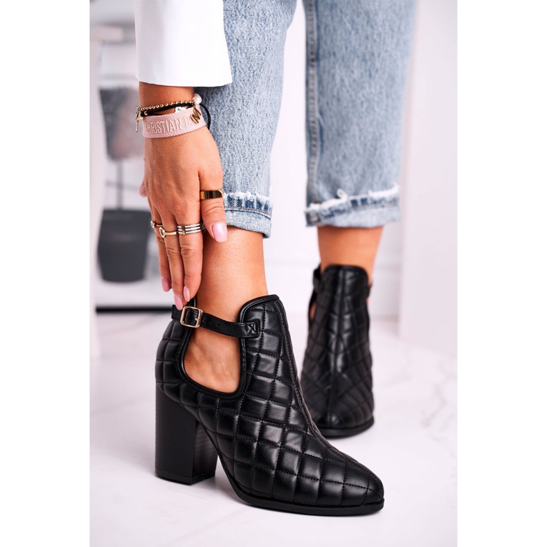 FB1 Dámské kozačky na podpatku prošívané s vykrojenými černými sny černá 2