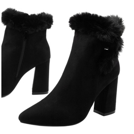 Černé kotníkové boty na sloupku se zipem Helike černá 1