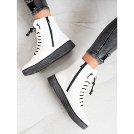 SHELOVET Bílí dělníci na platformě bílý 1