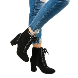 Černé kotníkové boty vyrobené z eko semiše Corstorphine černá 1