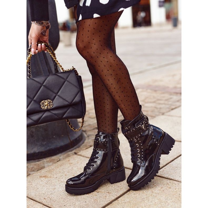 Černé lakované dámské dělnické boty Valeria černá 2