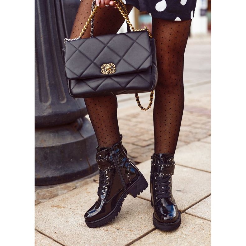 Černé lakované dámské dělnické boty Valeria černá 1