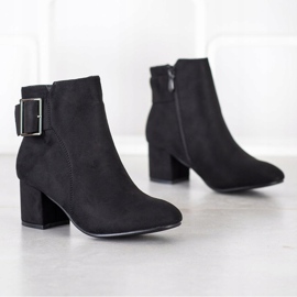 Top Shoes Semišové kozačky se sponou černý 1