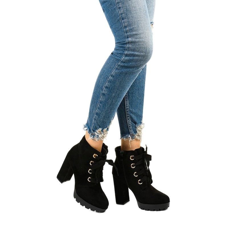 Černé kotníkové boty z eko semiše Athlis černá 1