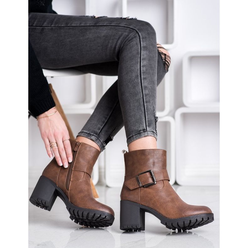 SDS Styloví pracovníci na baru hnědý 1