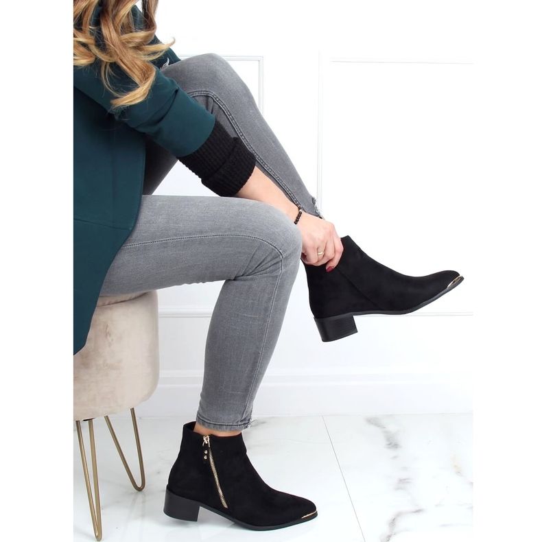 Čepice z mandlového černého semiše 88168-1 Černá 1 Čepice z mandlového černého semiše 88168-1 Černá 1