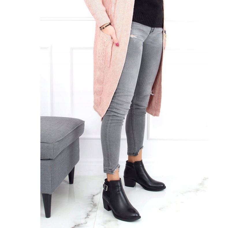 Černé kozačky na nízkém podpatku J101 Black černá 1