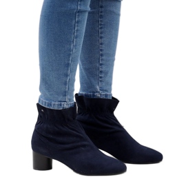 Tmavě modré semišové boty na sloupku JM5512M námořnická modrá 1