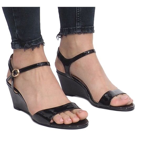 Černě lakované sandály na jemné klínové patě Queen černá 1