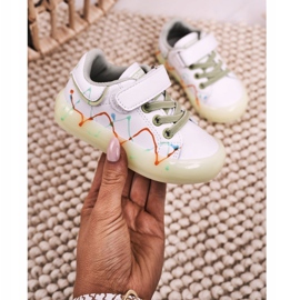 Apawwa Dětská sportovní obuv s osvětlenou podrážkou s bílo-zelenou diskotékou bílý 1 Apawwa Dětská sportovní obuv s osvětlenou podrážkou s bílo-zelenou diskotékou bílý 1