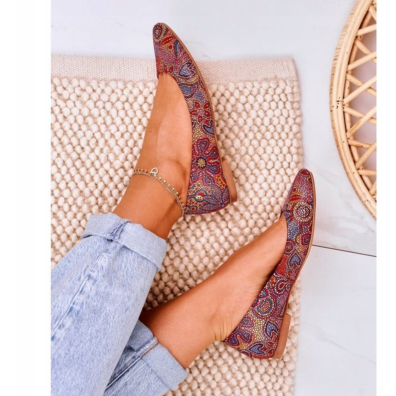 Dámské kožené balerínky Maciejka červené s květinami 04100-38 vícebarevný 2 Dámské kožené balerínky Maciejka červené s květinami 04100-38 vícebarevný 2