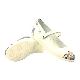 Dívčí kožené baleríny s bílými květy bartek 3