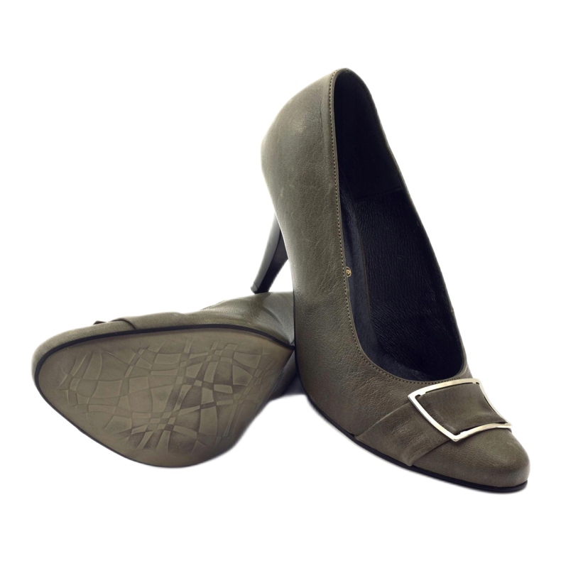 Šedá kožená čerpadla se stříbrnou svorkou Korda 3 Šedá kožená čerpadla se stříbrnou svorkou Korda 3