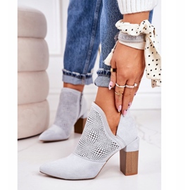 Prolamované botičky na pilíři světle šedé Michelle šedá 2 Prolamované botičky na pilíři světle šedé Michelle šedá 2