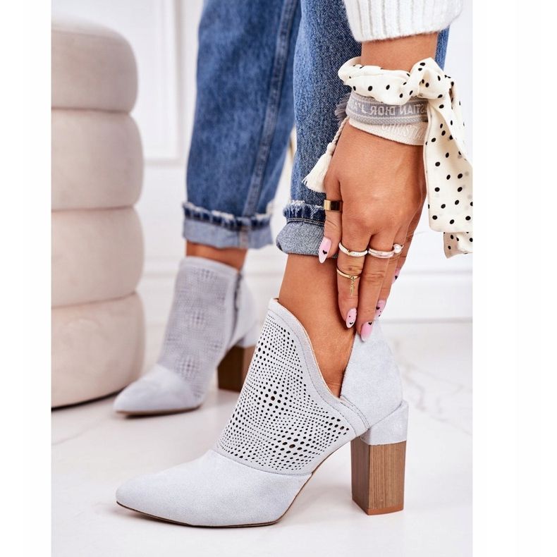 Prolamované botičky na pilíři světle šedé Michelle šedá 2 Prolamované botičky na pilíři světle šedé Michelle šedá 2