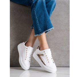 SHELOVET Bílé tenisky na platformě béžový bílý černý 1