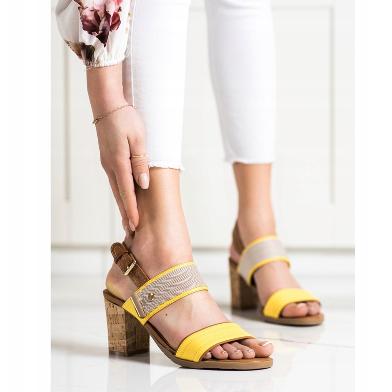 Evento Pohodlné sandály na baru hnědý žlutá 1 Evento Pohodlné sandály na baru hnědý žlutá 1
