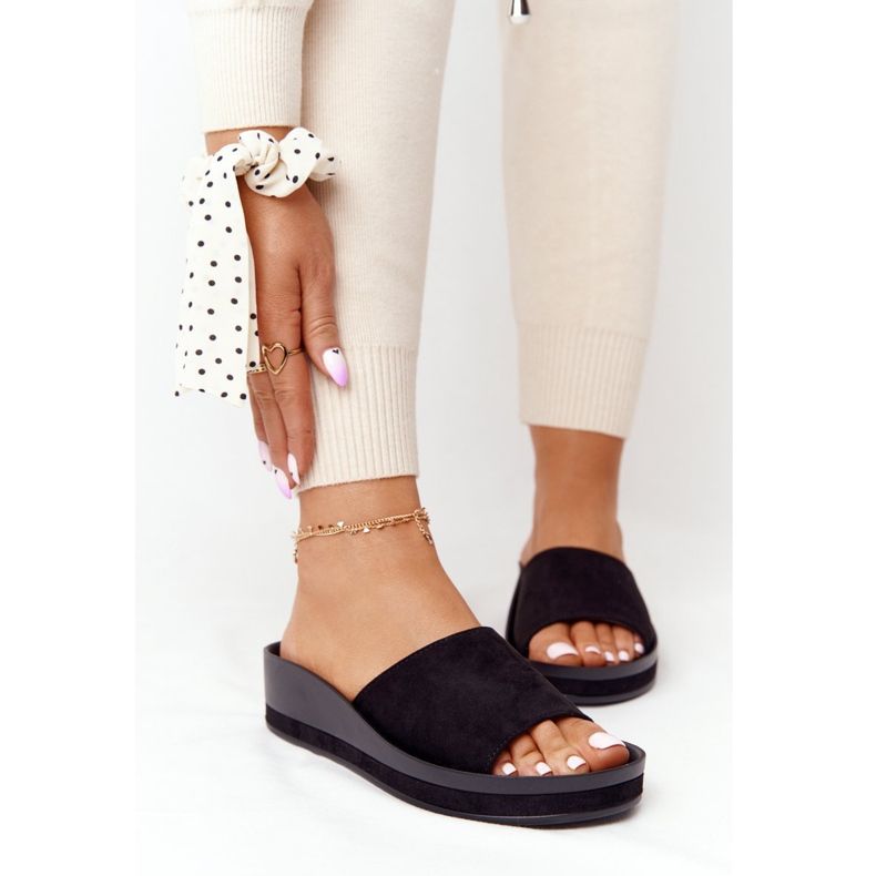 Černé pantofle na klínku Vinceza 21-17113 černá 2