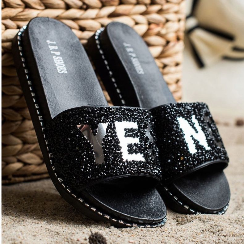 SHELOVET Módní pantofle s krystaly černá 1