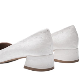 Bílé lodičky na cihle v Hallieině vzoru hadí kůže bílý 1