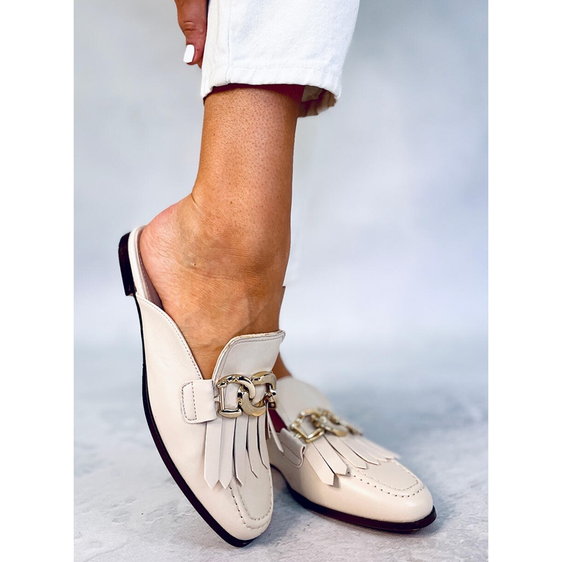 T501 Béžové béžové mokasínové pantofle s řetízkem béžový 1