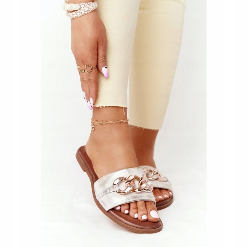 Kožené pantofle s řetězem Nicole 2652 Metallic White bílý 2