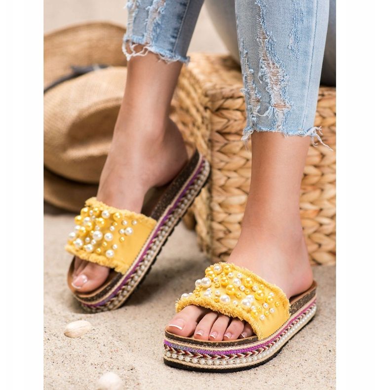 Small Swan Papuče na platformě s perlami žluť 2