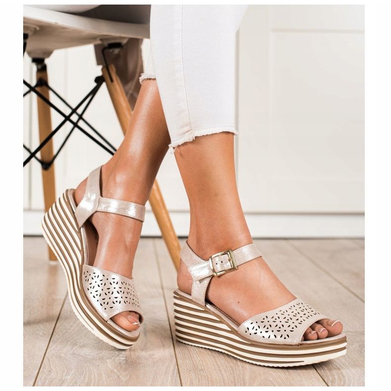 Lesklé zlaté sandály od Sergio Leone zlatý 1