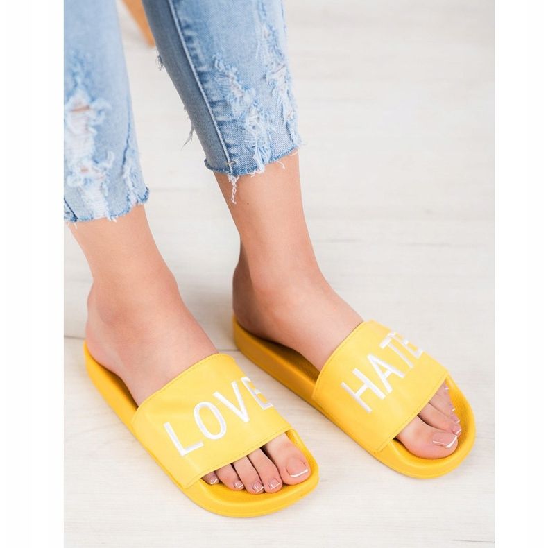 Small Swan Eko kožené přezůvky LOVE &amp; HATE žlutá 1