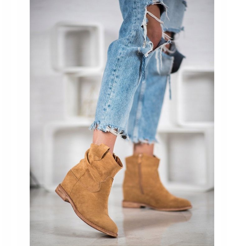 Bella Paris Kovbojské boty na klínu hnědý 2