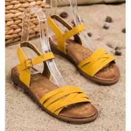 Evento Klasické sandály s přezkou žlutá 1