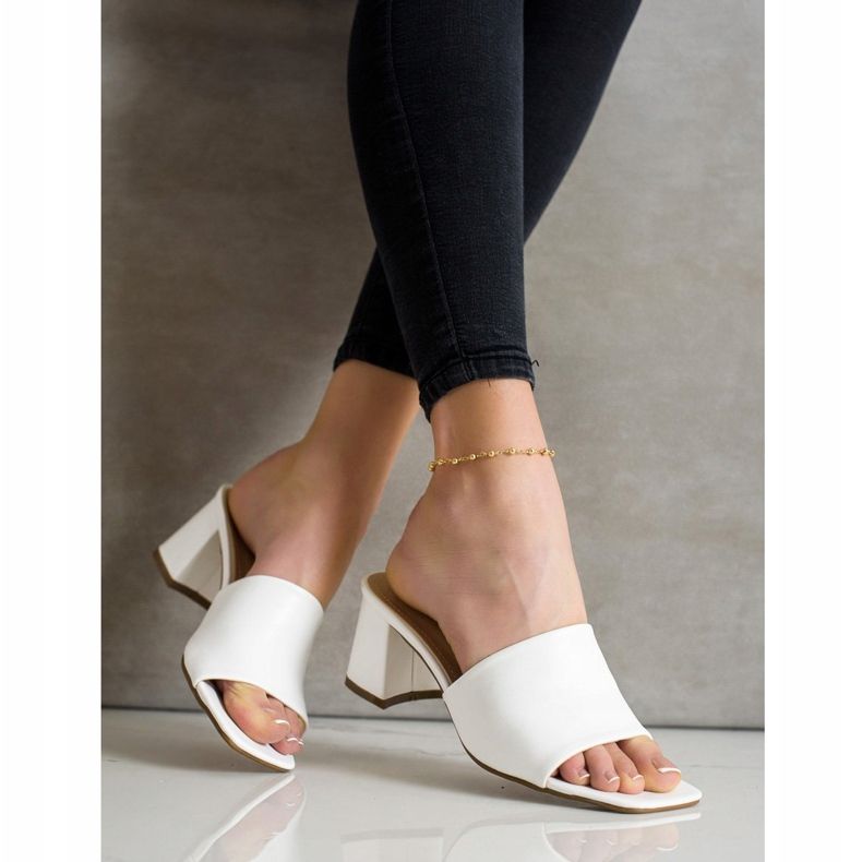 SHELOVET Klasické bílé pantofle na baru bílý 2