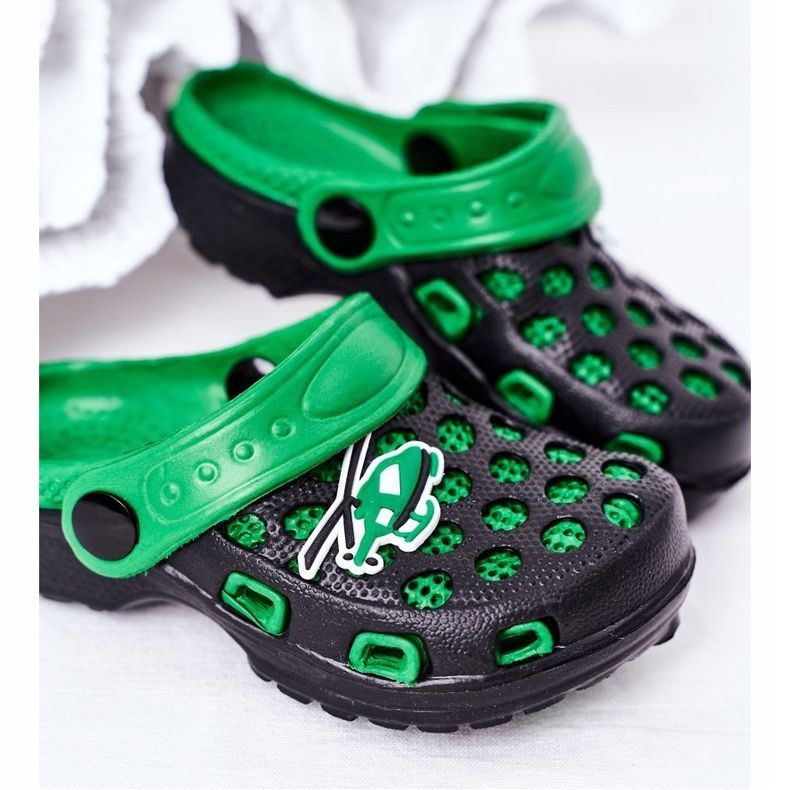 Dětské pěnové pantofle Kroks Black and Green Jupiter černý zelený 1