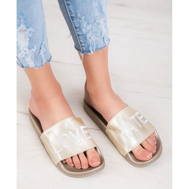 Small Swan Eko kožené přezůvky LOVE &amp; HATE zlatý 1