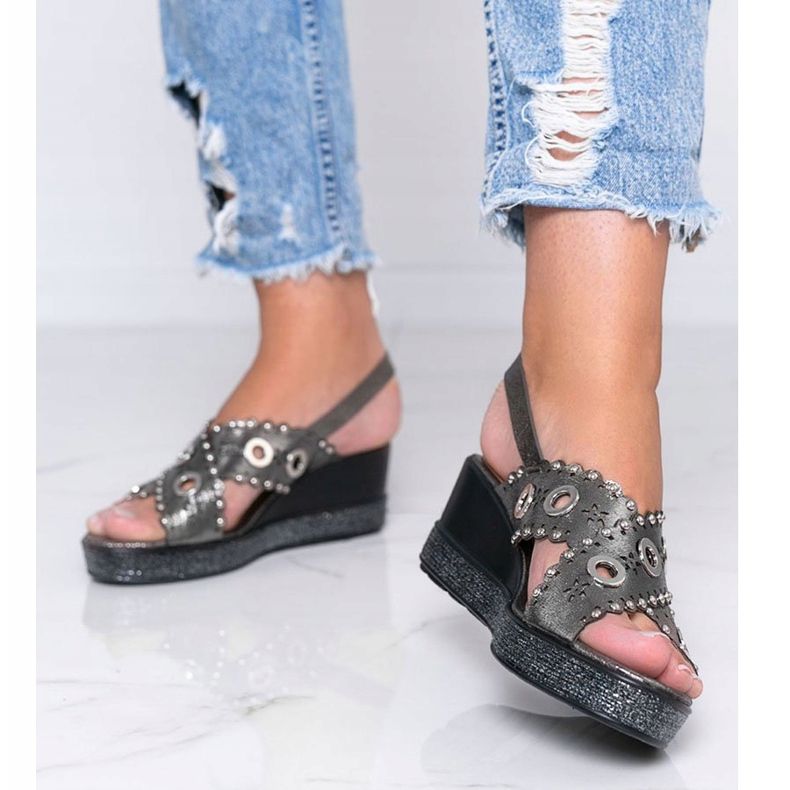 Šedé metalické klínové sandály Mon šedá 1