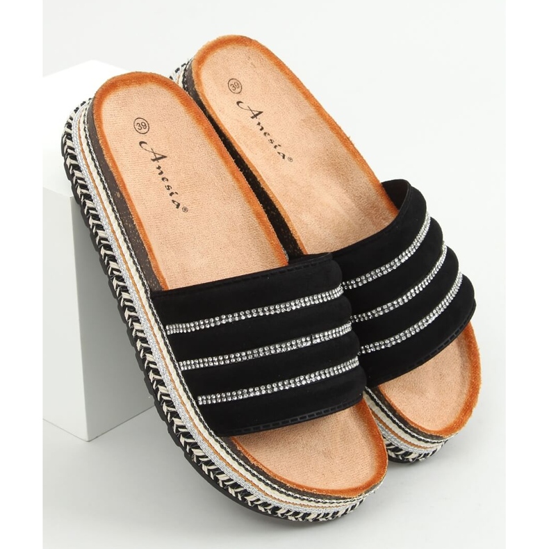 Černé pantofle N-96 na zdobené podrážce černá 1