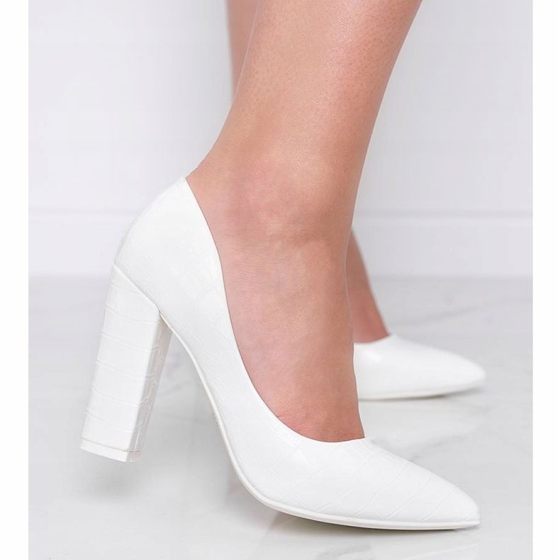 Bílé lodičky na sloupku se vzorem hadí kůže This Way bílý 1