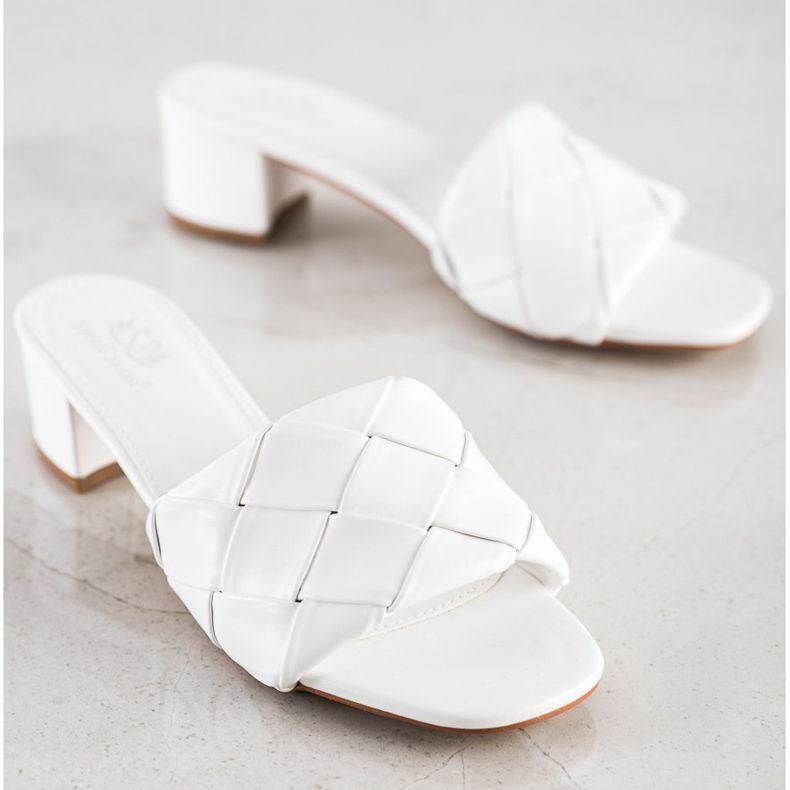 Small Swan Prošívané pantofle na sloupku bílý 1