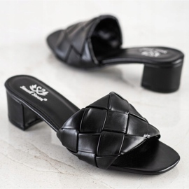 Small Swan Prošívané pantofle na sloupku černá 1 Small Swan Prošívané pantofle na sloupku černá 1