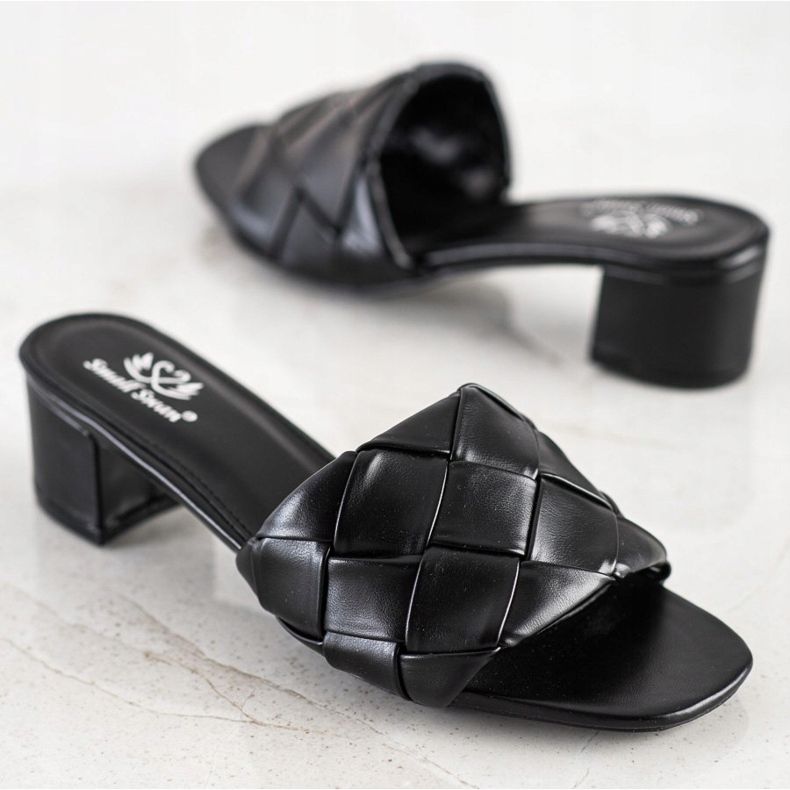 Small Swan Prošívané pantofle na sloupku černá 1 Small Swan Prošívané pantofle na sloupku černá 1