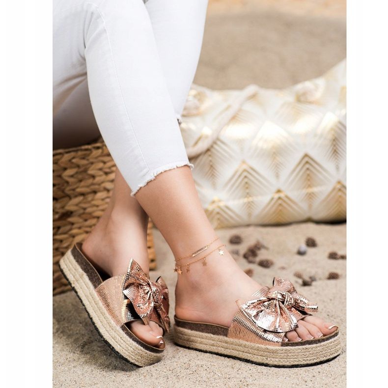 SHELOVET Lesklé pantofle s mašlí zlatý 1