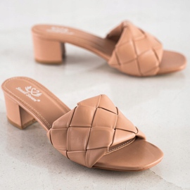 Small Swan Prošívané pantofle na sloupku béžový 1