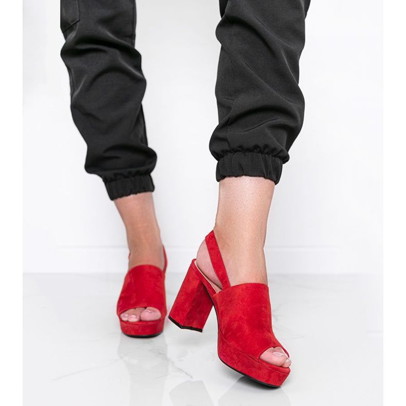 Chikieho červené sandály na sloupku 1