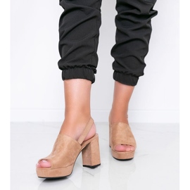 Béžové sandály na sloupku Chikie béžový 1