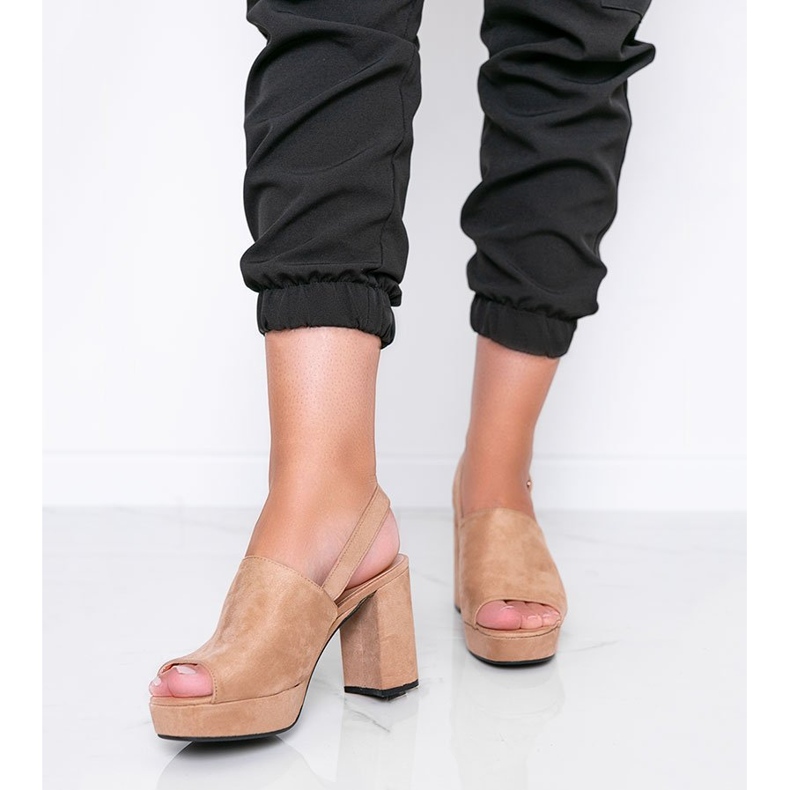 Béžové sandály na sloupku Chikie béžový 1