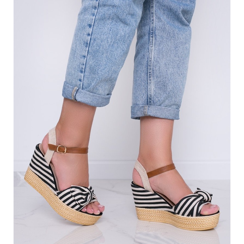 Černobílé sandály na klínku s mašlí Holiday Vibes bílý černá 2