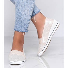 Béžové lesklé baleríny na klínu Glam Star béžový 1